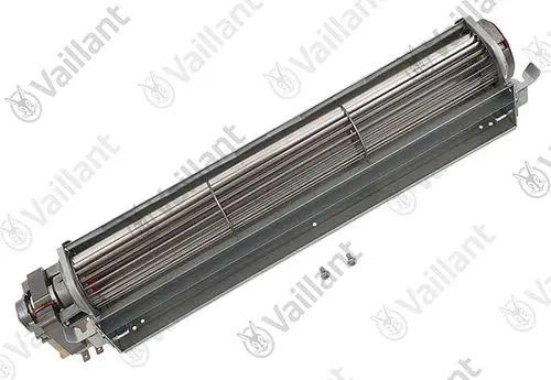 Vaillant Querstromlüfter mit einem langen, metallischen Gehäuse und mehreren Lüfterlamellen, montiert auf einer Basis mit elektrischen Anschlüssen.